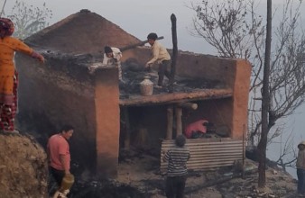गाउँमा डढेलो पस्दा एक विद्यालयसहित नौ घर जले